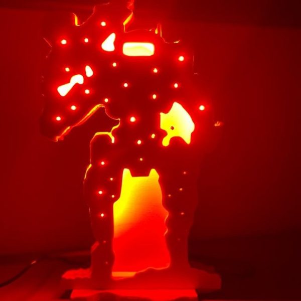 Lampara de guerrero espacial con luz roja