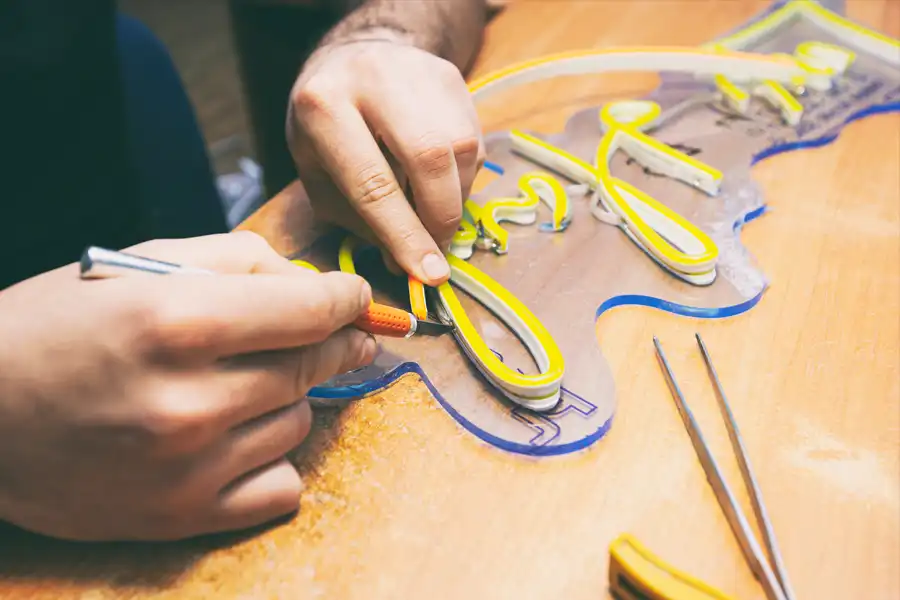 noticia1 lámparas de neón personalizadas, atelier realizando una lámpara de neón
