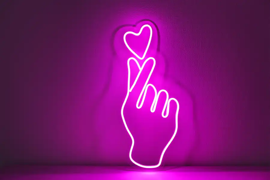 noticia1 luces de neon decorativas, mano sujetando un corazón