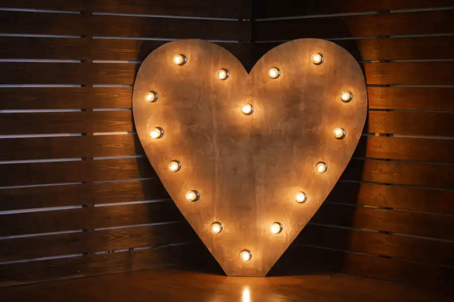 noticia1 lampara personalizada de madera con forma de corazón